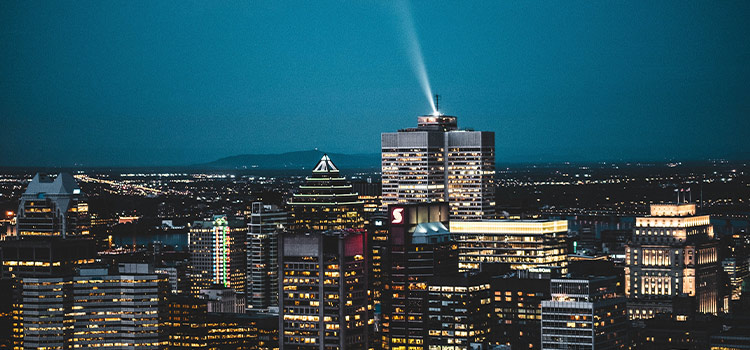 Vue de l'horizon du centre-ville de Montréal lors de l'heure bleue.